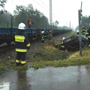 Kierujący mercedesem wjechał pod pociąg [ZDJĘCIA]