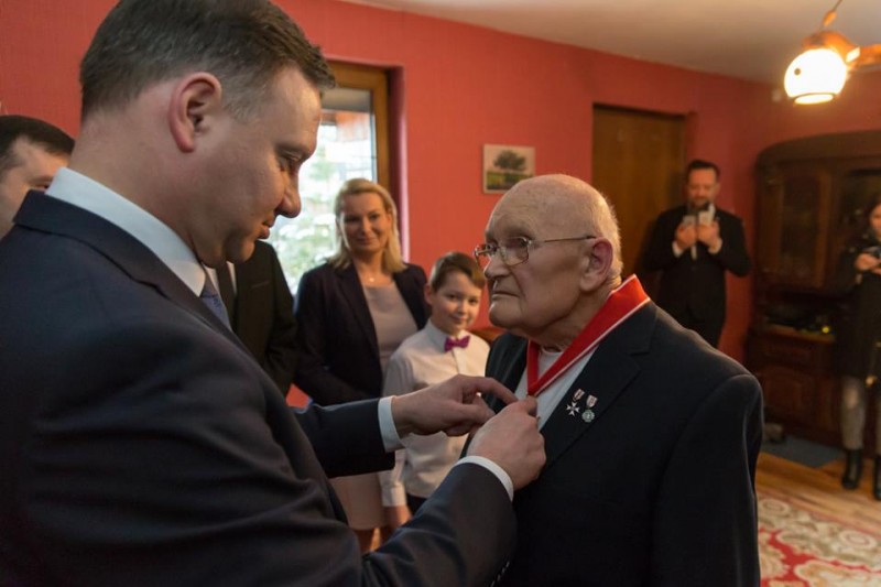  Prezydent Andrzej Duda wręczył odznaczenie Zbigniewowi Paliwodzie, fot. Andrzej Hrechorowicz/KPRP