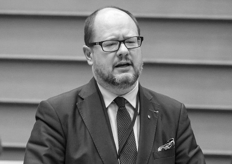 Śp. Paweł Adamowicz / By PP Group in the CoR - 120th Plenary Session of the Committee of the Regions - Belgium - Brussels, CC BY 2.0, https://commons.wikimedia.org/w/index.php?curid=54489931