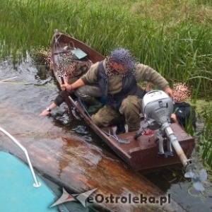 Akcja ratunkowa na Narwi. Wartki nurt przewrócił łódkę z wędkarzami [FOTO]