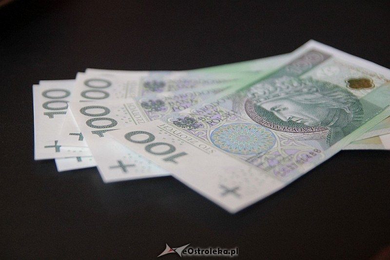 Funkcjonariusze ostrołęckiej policji zatrzymali młodego mężczyznę, który w jednej z dyskotek zapłacił za alkohol fałszywym banknotem, fot. eOstrołęka.pl