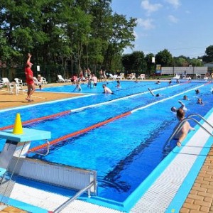 Upały doskwierają? Rozwiązaniem może być... odkryty basen! Zobacz WIDEO