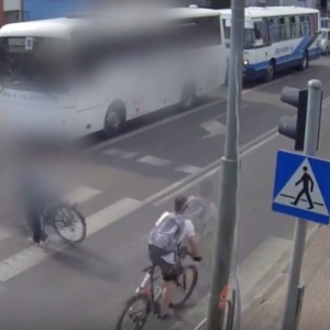 Kobieta potrącona przez rowerzystę na pasach [WIDEO]