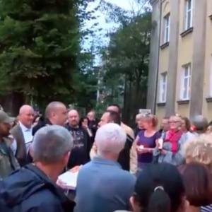 Radny zaatakował przechodnia pizzą na proteście w obronie sądów (wideo)