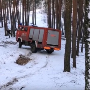 Zimowy leśny rajd wozem strażackim (zobacz wideo)