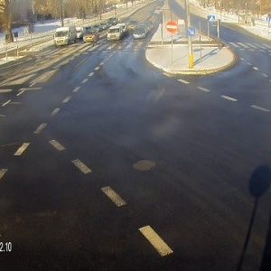 Olsztyn: Spieszyła się na tramwaj, wbiegła pod samochód (zobacz wideo)