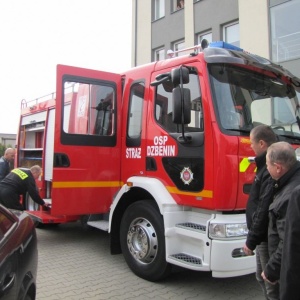 Strażacy ochotnicy z Dzbenina otrzymali nowy wóz ratowniczo-gaśniczy [ZDJĘCIA]