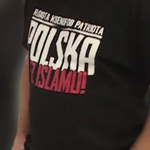 "Rasista, ksenofob, patriota. Polska bez Islamu" - w takiej koszulce przyszedł do Sejmu [WIDEO]