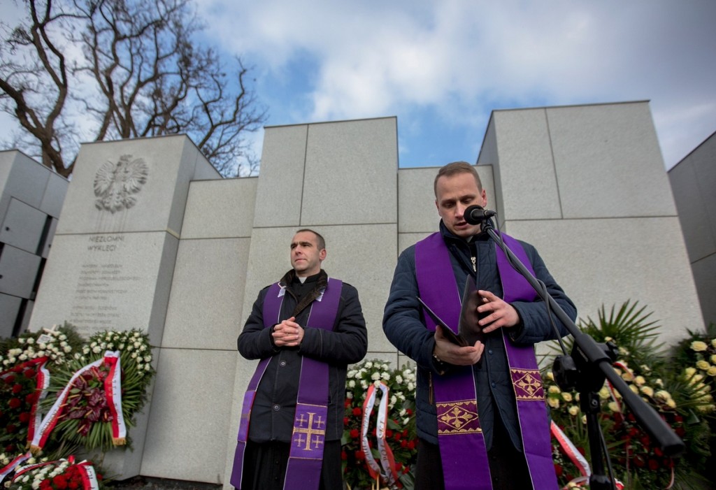 Ks. Robert Szulencki i ks. Tomasz Trzaska (fot. Poszukiwania IPN - twitter)