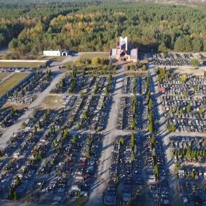 Wszystkich Świętych. Ostatnie porządki na cmentarzach [WIDEO]