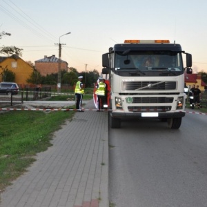 Śmiertelny wypadek. 15-latek wjechał motorowerem w ciężarówkę