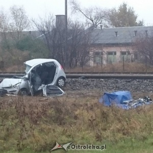 Śmiertelny wypadek na przejeździe kolejowym w Czarnowcu pod Ostrołęką [WIDEO, ZDJĘCIA]