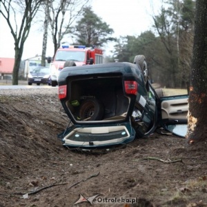 Wypadek pod Ostrołęką. Kierowca vw trafił do szpitala [ZDJĘCIA]