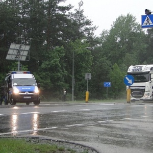 Wypadek na Łomżyńskiej: TIR staranował vw. Rozbity van wpadł do rowu [ZDJĘCIA]