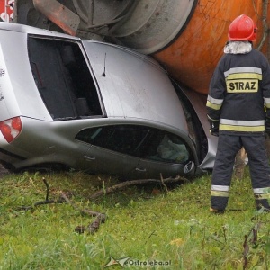 Zderzenie na Ostrowskiej. Auto wbiło się w betoniarkę! [AKTUALIZACJA, ZDJĘCIA]