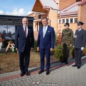 Antoni Macierewicz złożył kwiaty pod pomnikiem ofiar katastrofy smoleńskiej w Ostrołęce [ZDJĘCIA]