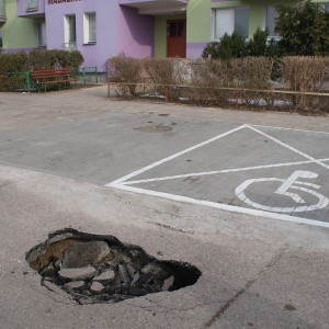 Interwencja Czytelnika: Gigantyczna dziura w nawierzchni parkingu przy Madalińskiego [ZDJĘCIA]