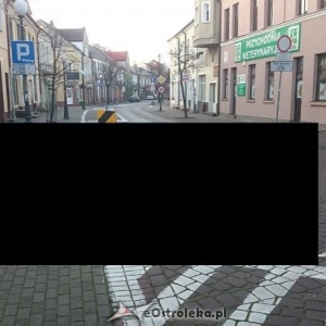 Parking czy wjazd w ulicę? Absurd drogowy w centrum Ostrołęki [ZDJĘCIA]