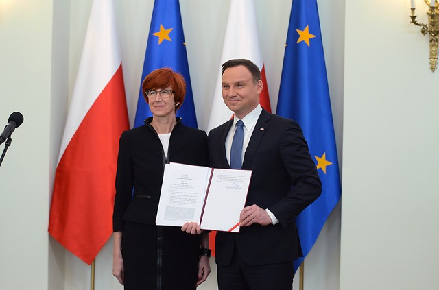 Minister Elżbieta Rafalska i Prezydeny Andrzej Duda. Podpisanie ustawy o &#8222;Rodzina 500 plus&#8221;, fot. Joanna Wójcik-Tarnowska