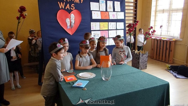 Dzieci ze Szkoły Podstawowej w Troszynie przygotowały z okazji Dnia Babci i Dziadka wyjątkową akademię, fot. archiwum szkoły