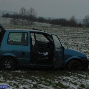 Ukradli fiata cinquecento i chcieli przejechać nim przez pole. Tym razem się nie udało...