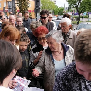 Ostrołęka: Flagi od samorządu jak świeże bułeczki [WIDEO, ZDJĘCIA]