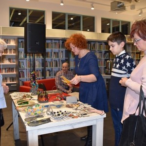 O niebagatelnej biżuterii z artystką Lucyną Gralą w kadzidlańskiej bibliotece [ZDJĘCIA]