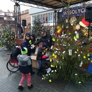 Kolejna „Odblaskowa Choinka” udekorowana [ZDJĘCIA]