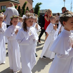 Pierwsza Komunia Święta w parafii pw. św. Antoniego Padewskiego w Ostrołęce [ZDJĘCIA]