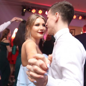 Studniówka ZSZ 4 w Ostrołęce [WIDEO, ZDJĘCIA]