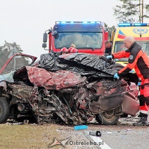 Śmiertelny wypadek na DK 61. Kierowca daewoo zginął po czołowym zderzeniu z tirem [ZDJĘCIA]