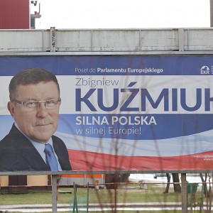Mówi o skandalu w Ostrołęce, sam miał... "swój trawnik" w Poznaniu. Chodzi o billboardy europosła