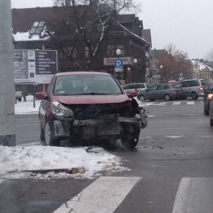 Wypadek na skrzyżowaniu Bogusławskiego i 11 Listopada. Zawinił senior w renault [ZDJĘCIA]