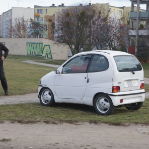 Kolizja osobówki z tzw „mikrocarem” na rondzie Zbawiciela Świata [ZDJĘCIA]