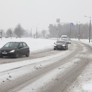 Atak zimy w regionie. Uwaga kierowcy, jest bardzo ślisko [ZDJĘCIA]