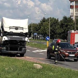 Ostrołęka: Plama oleju na jezdni przy Fieldorfa Nila i Jana Pawła II [ZDJĘCIA]