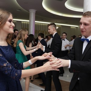 Studniówka III LO w Ostrołęce [WIDEO, ZDJĘCIA]