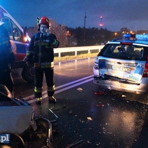 Starszy mężczyzna staranował radiowóz. Dwóch policjantów odniosło obrażenia [ZDJĘCIA]