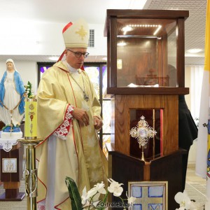 Ostrołęka: Relikwie św. Jana Pawła II trafiły do szpitalnej kaplicy [WIDEO, ZDJĘCIA]