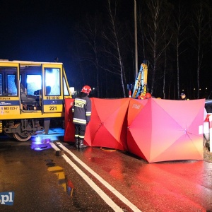 Tragedia na torach. Nie żyją trzy osoby, czwarta walczy o życie w szpitalu [WIDEO, ZDJĘCIA]