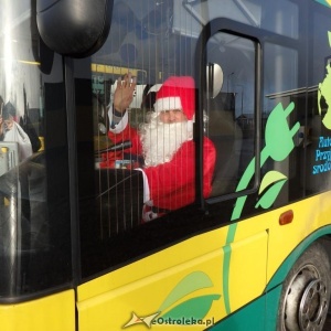 Ostrołęka: Święty Mikołaj za kierownicą miejskiego autobusu [ZDJĘCIA]