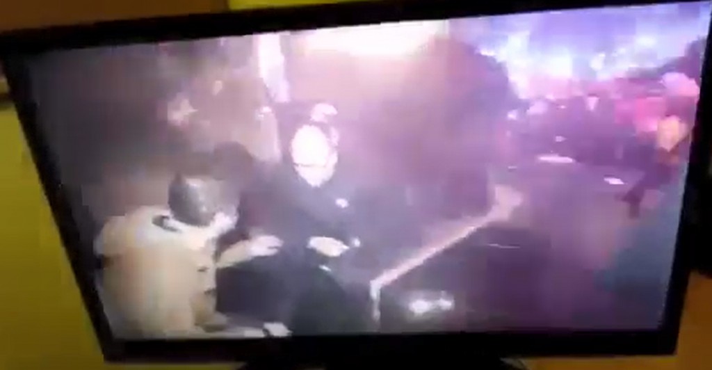 Kadr z filmu. Prezydent Adamowicz siedzi na podeście gitarowym po ataku nożownika