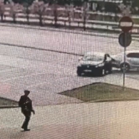 Kolizja na parkingu przy ul. Krańcowej. Sprawczyni uciekła z miejsca zdarzenia – policja publikuje nagranie [WIDEO]