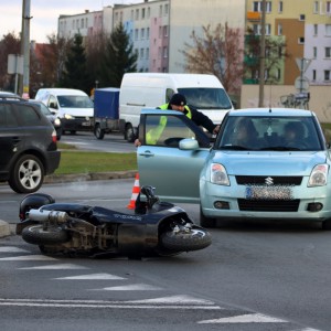 Zderzenie osobówki z motocyklem na rondzie Zbawiciela Świata [ZDJĘCIA]