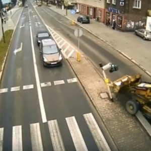 Koparka blisko staranowania pieszej w Gliwicach (zobacz wideo)