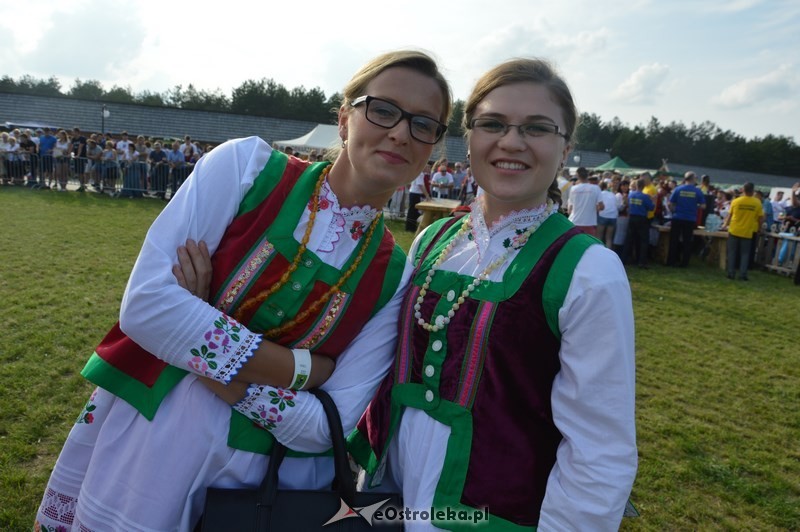 Największe zgromadzenie osób w strojach ludowych odbyło się w Wykrocie (fot. eOstroleka.pl)