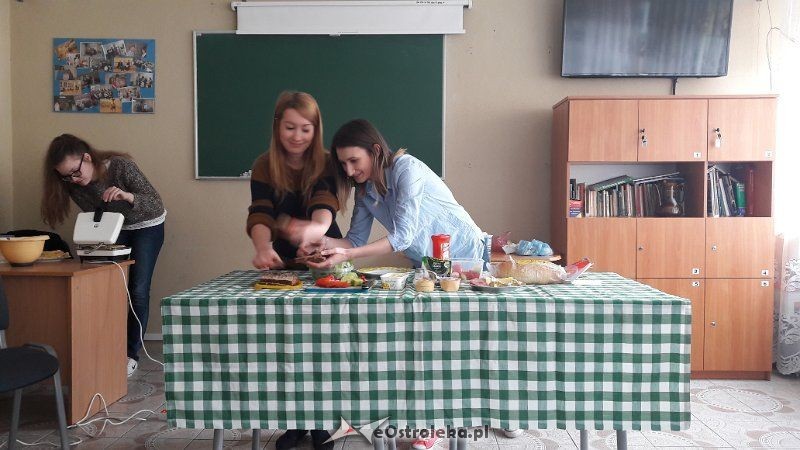 Uczniowie z I LO w Ostrołęce połączyli naukę angielskiego z kursem gotowania, fot. archiwum szkoły