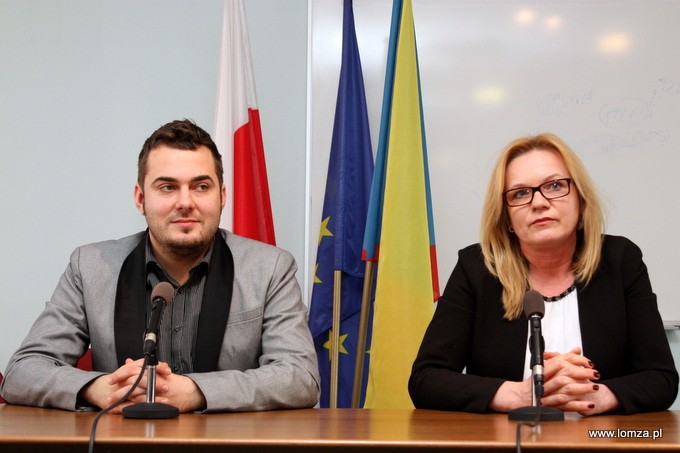 Na zdjęciu: Mariusz Chrzanowski, prezydent Łomży oraz Elżbieta Parzych, łomżyński skarbnik, fot. www.lomza.pl