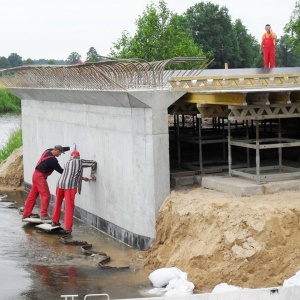 Czarnotrzew: Trwa przebudowa mostu na rzece Omulew [ZDJĘCIA]