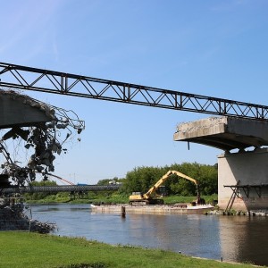 Ostrołęka: Stary most na Narwi przerwany [ZDJĘCIA]